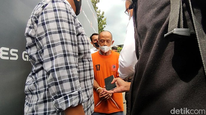 Tampang Ayah Pemerkosa Anak Kandung di Garut Berbaju Tahanan Asep (42) ditangkap polisi karena memperkosa anak kandungnya yang masih di bawah umur. Aksi keji itu dilakukan Asep sejak Januari 2022 lalu.