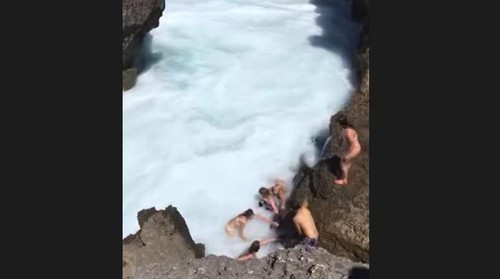 tangkapan layar para wisatawan panik menyelamatkan diri di Pantai Billabong, Nusa Penida, Kabupaten Klungkung