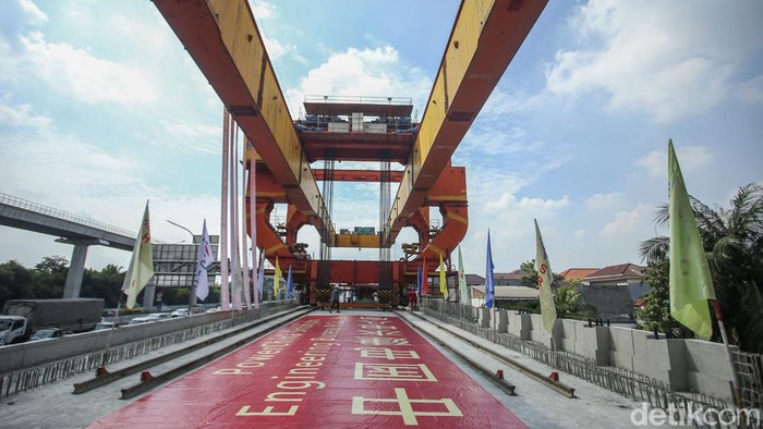 Pengerjaan pembangunan Kereta Cepat Jakarta Bandung terus berlangsung. Pemasangan girder box yang dilakukan di CY1 baik arah Jakarta atau Bandung telah rampung.