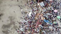Di tengah kekacauan, banteng-banteng melarikan diri dari arena lalu menyebabkan kepanikan di jalanan kota.  