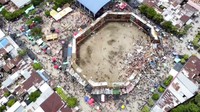 Bagian tiga lantai dari tribun kayu yang dipenuhi penonton runtuh selama festival adu banteng tradisional Corraleja.  