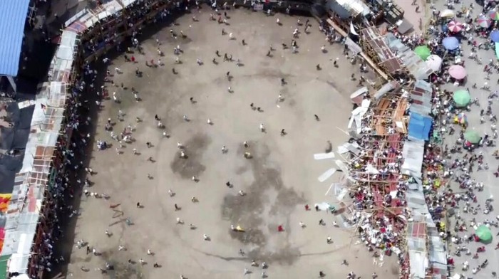 Tribun Penonton 3 Lantai Ambruk Saat Adu Banteng di Kolombia In this image taken from video, spectators are sent plunging to the ground as part of a wooden stand collapses during a bullfight, Sunday, June 26, 2022, at a stadium in the city of El Espinal in Tolima state, central Colombia. (AP Video)