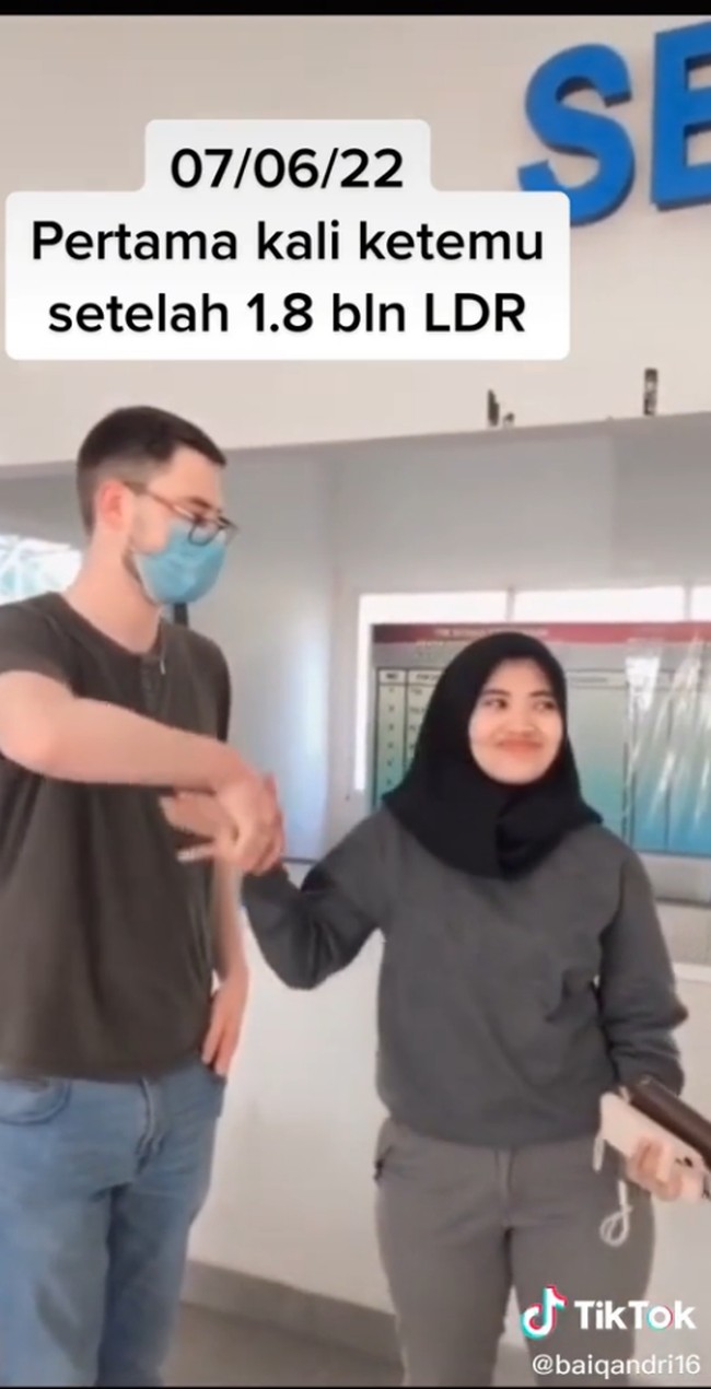 Merasa sudah saling mengenal satu sama lainnya, pasangan beda negara itu memutuskan untuk menikah. Akad nikah Baiq Andriyan dan John Robinson digelar satu hari setelah sang bule Inggris tiba di bandara. John Robinson sang bule Inggris menanggapi komentar warganet tentang reaksinya saat pertama kali bertemu dengan istrinya Baiq Andriyan di bandara. Dia membantah dirinya tidak tersenyum dan tidak memeluk Baiq. Ya saya senang melihat calon istri saya. Ya saya tersenyum tapi disembunyikan oleh masker wajah. Momen di bandara adalah saat saya menyadari bahwa saya telah membuat keputusan terbaik dalam hidup saya. Kami memilih untuk tidak berpelukan karena kami tidak halal, kata John Robinson. Foto: Dok. TikTok @baiqandri16.