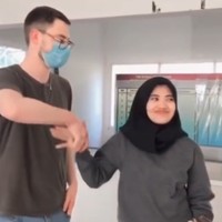 Merasa sudah saling mengenal satu sama lainnya, pasangan beda negara itu memutuskan untuk menikah. Akad nikah Baiq Andriyan dan John Robinson digelar satu hari setelah sang bule Inggris tiba di bandara. John Robinson sang bule Inggris menanggapi komentar warganet tentang reaksinya saat pertama kali bertemu dengan istrinya Baiq Andriyan di bandara. Dia membantah dirinya tidak tersenyum dan tidak memeluk Baiq. Ya saya senang melihat calon istri saya. Ya saya tersenyum tapi disembunyikan oleh masker wajah. Momen di bandara adalah saat saya menyadari bahwa saya telah membuat keputusan terbaik dalam hidup saya. Kami memilih untuk tidak berpelukan karena kami tidak halal, kata John Robinson. Foto: Dok. TikTok @baiqandri16.