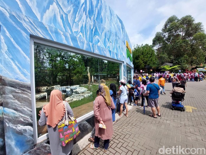 Wisatawan berjubel di Objek Wisata Lembang Park and Zoo.