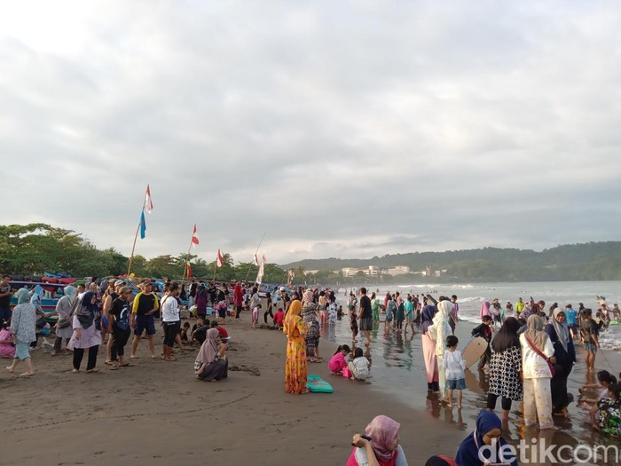 Wisatawan di Pantai Pangandaran saat libur panjang sekolah.