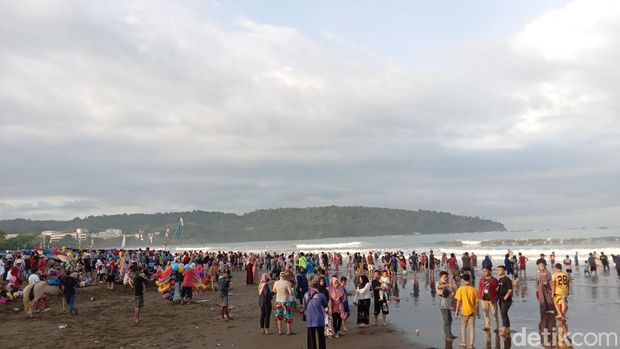 Wisatawan di Pantai Pangandaran saat libur panjang sekolah.