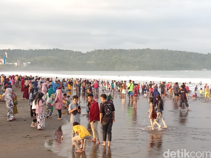 Wisatawan di Pantai Pangandaran saat libur panjang sekolah.