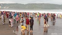 Libur Panjang Sekolah, Wisatawan Padati Pantai Pangandaran