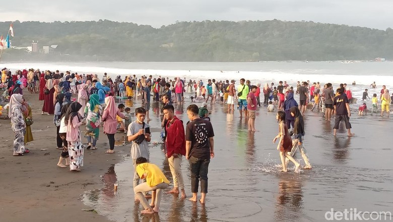 Wisatawan di Pantai Pangandaran saat libur panjang sekolah.