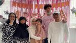 10 Potret Awet Muda Desy Ratnasari Saat Cicip Awug dan Seafood