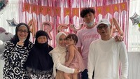 Begini potret bahagia Desy Ratnasari saat merayakan ulang tahun salah satu anggota keluarganya. Pestanya meriah, penuh dengan cake dan makanan enak.