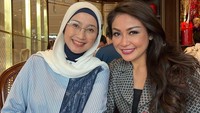 Desy Ratnasari dan Virnie Ismail tengah berbagi informasi soal partisipasi perempuan dalam dunia politik. Diskusi hangat mereka berlangsung di butik teh terkenal.