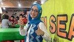 10 Potret Awet Muda Desy Ratnasari Saat Cicip Awug dan Seafood