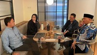 Diskusi politik antara Desy Ratnasari dengan Bima Arya dan politisi PAN lainnya berlangsung hangat. Mereka diberi suguhan dimsum.