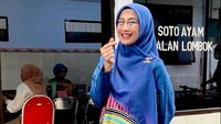 Jumat barokah di Malang, selalu mencari kuliner lokal yg ueeeenaaak dan bisa menjadi kenangan indah, katanya. Kali ini ia mencicipi soto ayam di Jalan Lombok.
