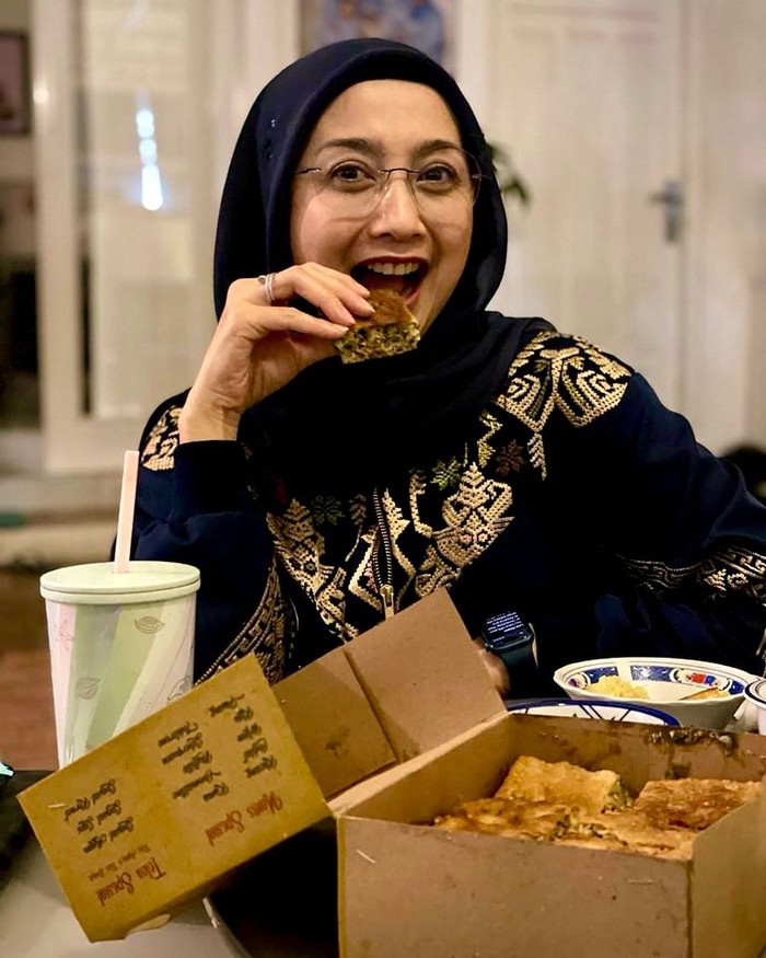 10 Potret Awet Muda Desy Ratnasari Saat Cicip Awug dan Seafood
