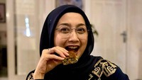 Dalam foto ini ia berbagi cerita baru saja menyelesaikan agenda kerja di Sukabumi. Namun sebelum tidur, ibu satu anak ini tergoda mencicipi martabak telur yang dipesannya dari Martabak James Sukabumi.