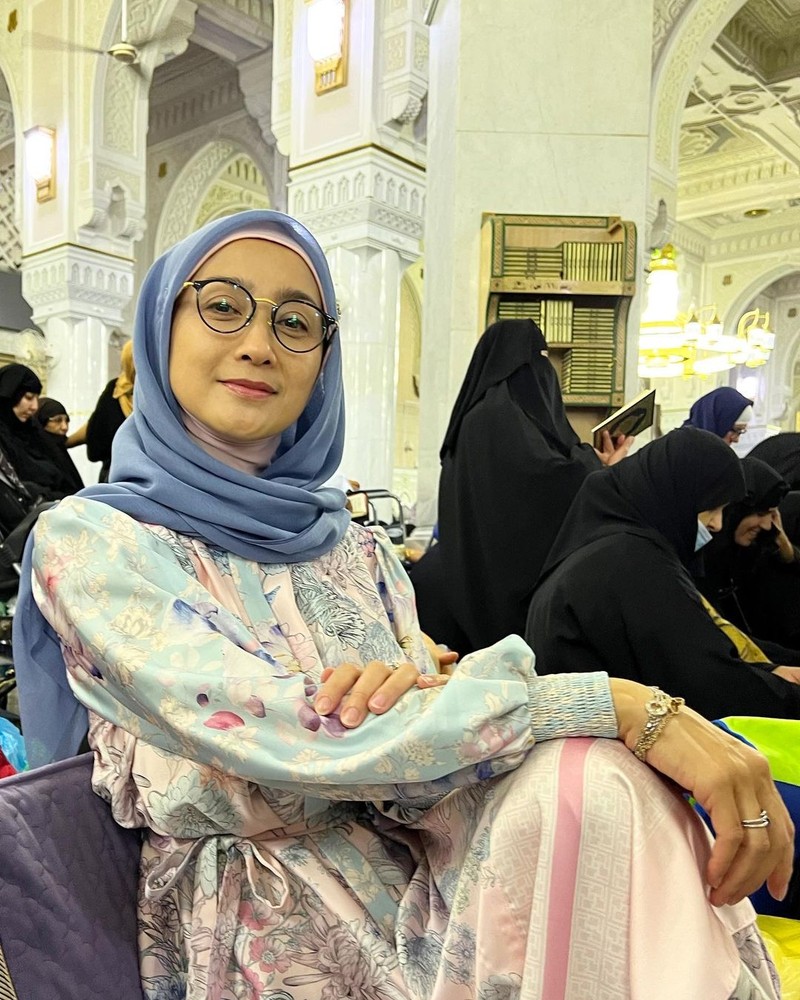 10 Potret Awet Muda Desy Ratnasari Saat Cicip Awug dan Seafood