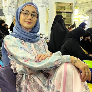 10 Potret Awet Muda Desy Ratnasari Saat Cicip Awug dan Seafood