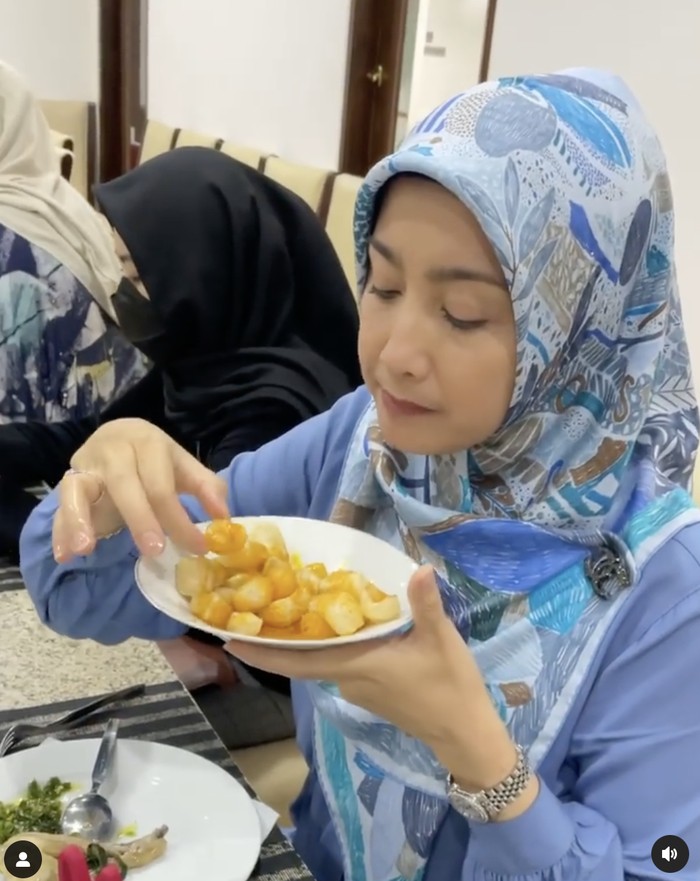 10 Potret Awet Muda Desy Ratnasari Saat Cicip Awug dan Seafood 10 Potret Awet Muda Desy Ratnasari Saat Cicip Awug dan Seafood
