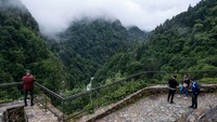 Tempat ini menawarkan pemandangan perbukitan yang asri dan cuaca yang sejuk.