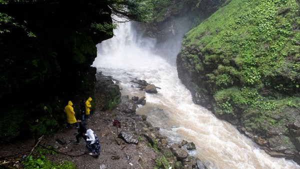 Menyusuri aliran sungai menjadi tantanga tersendiri bagi pengunjung.  