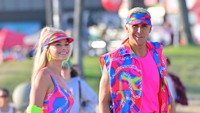 Ryan Gosling pun tampak mengenakan busana dengan warna senada. Kulit kecoklatannya jadi terlihat semakin mengilap. (Foto: dok. MEGA/GC Images)  