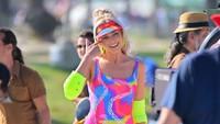 Dalam foto yang beredar, Margot Robbie dan Ryan Gosling terlihat sedang beradegan sepatu roda. (Foto: dok. MEGA/GC Images)  