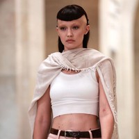 Saat gladiresik, Gigi Hadid tampak mengenakan cropped tank-top putih dipadu celana chino warna dusty pink dengan syal yang disampirkan dari leher hingga bahu. Penampilannya jadi sorotan karena tatanan rambut yang ekstrem. (Foto: Getty Images for Marc Jacobs/Dimitrios Kambouris)