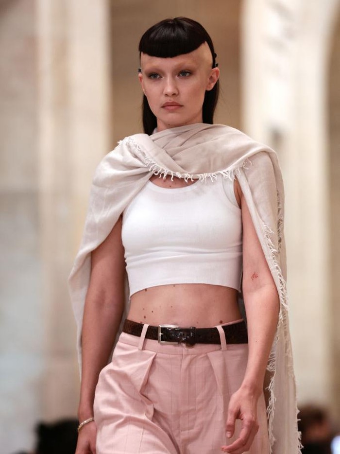 Gigi Hadid dan Bella Hadid di fashion show Marc Jacobs Fall 2022 di New York Public Library, New York City.