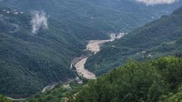 Banjir bandang tersebut dipicu hujan deras yang mengguyur kawasan tersebut. 