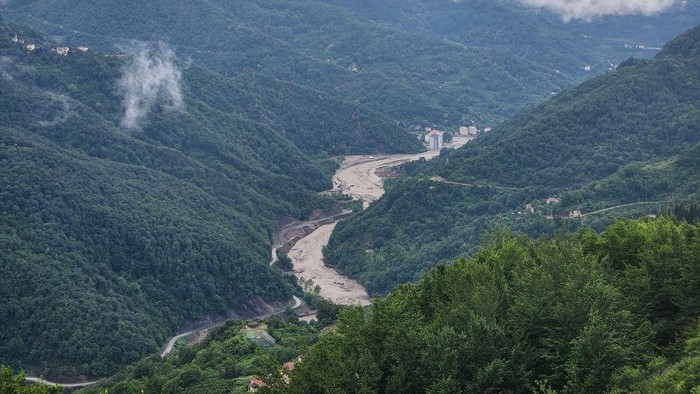 KASTAMONU, TURKEY- JUNE 28: A general view of flood damage after heavy rain on June 28, 2022 in Kastamonu, Turkey. Many Western Black Sea cities, including Kastamonu, were flooded after heavy rain. Although there has been no loss of life yet, thanks to the intense measures taken, it was announced by AFAD officials that one person was missing and 118 villages could not be reached. (Photo by Cem Tekkesinoglu/ dia images via Getty Images)