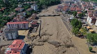 Foto drone memperlihatkan banjir bandang yang menerjang kawasan Kastamonu, Turki, Senin (27/6/2022).