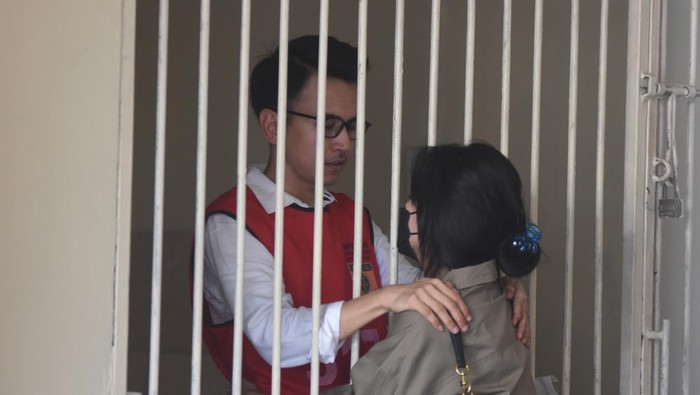 ADAM DENI DIVONIS EMPAT TAHUN PENJARA Terdakwa kasus dugaan pelanggaran Undang-Undang (UU) ITE Adam Deni Gearaka memasuki mobil tahanan usai menjalani sidang pembacaan putusan di Pengadilan Negeri Jakarta Utara, Selasa (28/6/2022). Majelis hakim memvonis terdakwa Adam Deni Gearaka dan Ni Made Dwita dengan hukuman empat tahun penjara dan denda Rp1 miliar subsider lima bulan kurungan terkait kasus dugaan pelanggaran UU ITE mengunggah dokumen pembelian sepeda milik Wakil Ketua Komisi III DPR Ahmad Sahroni. ANTARA FOTO/Indrianto Eko Suwarso/aww.