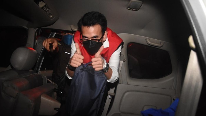 ADAM DENI DIVONIS EMPAT TAHUN PENJARA Terdakwa kasus dugaan pelanggaran Undang-Undang (UU) ITE Adam Deni Gearaka memasuki mobil tahanan usai menjalani sidang pembacaan putusan di Pengadilan Negeri Jakarta Utara, Selasa (28/6/2022). Majelis hakim memvonis terdakwa Adam Deni Gearaka dan Ni Made Dwita dengan hukuman empat tahun penjara dan denda Rp1 miliar subsider lima bulan kurungan terkait kasus dugaan pelanggaran UU ITE mengunggah dokumen pembelian sepeda milik Wakil Ketua Komisi III DPR Ahmad Sahroni. ANTARA FOTO/Indrianto Eko Suwarso/aww.