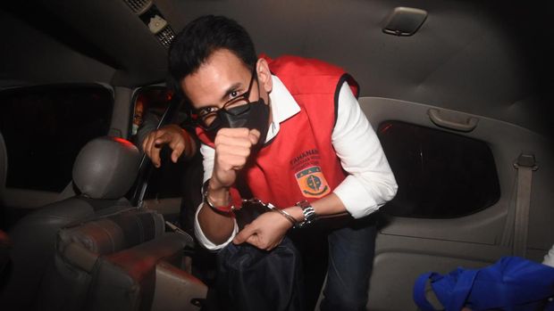 ADAM DENI DIVONIS EMPAT TAHUN PENJARA Terdakwa kasus dugaan pelanggaran Undang-Undang (UU) ITE Adam Deni Gearaka memasuki mobil tahanan usai menjalani sidang pembacaan putusan di Pengadilan Negeri Jakarta Utara, Selasa (28/6/2022). Majelis hakim memvonis terdakwa Adam Deni Gearaka dan Ni Made Dwita dengan hukuman empat tahun penjara dan denda Rp1 miliar subsider lima bulan kurungan terkait kasus dugaan pelanggaran UU ITE mengunggah dokumen pembelian sepeda milik Wakil Ketua Komisi III DPR Ahmad Sahroni. ANTARA FOTO/Indrianto Eko Suwarso/aww.
