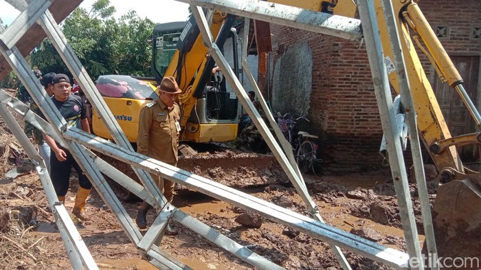 Alat berat dikerahkan di lokasi banjir bandang di Margoyoso Pati, Selasa (28/6/2022).