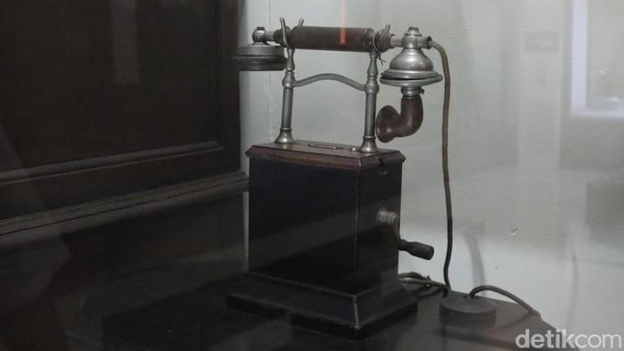 Alat komunikasi di ruang kerja Bupati Bandung.