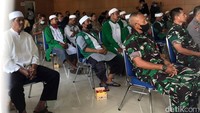 Diketahui, ratusan anggota Khilafatul Muslimin Ummul Quro yang membawahi tiga kemastulan di antaranya Kota Sukabumi, Kabupaten Sukabumi dan Kabupaten Cianjur mendeklarasikan janji setia ke NKRI. Mereka mengikrarkan diri untuk mengakui 4 pilar kebangsaan, toleransi, mencegah penyebaran faham pemecah belah bangsa dan lain-lain.