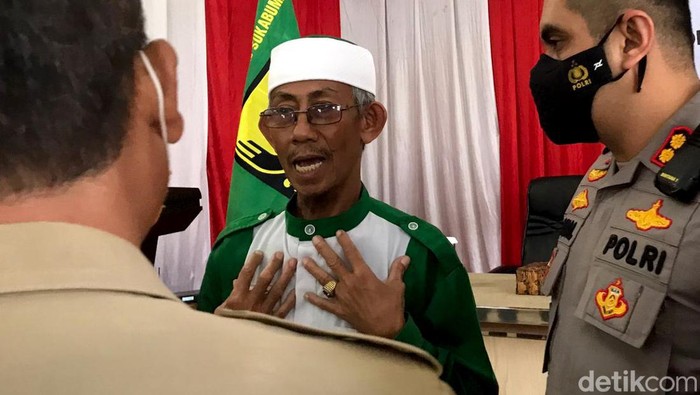 Anggota Khilafatul Muslimin di Sukabumi-Cianjur Ikrar Setia ke NKRI Ratusan anggota Khilafatul Muslimin di Sukabumi hingga Cianjur mendeklarasikan janji setia ke NKRI. Deklarasi itu digelar di Jalan A.H Yani, Kota Sukabumi.