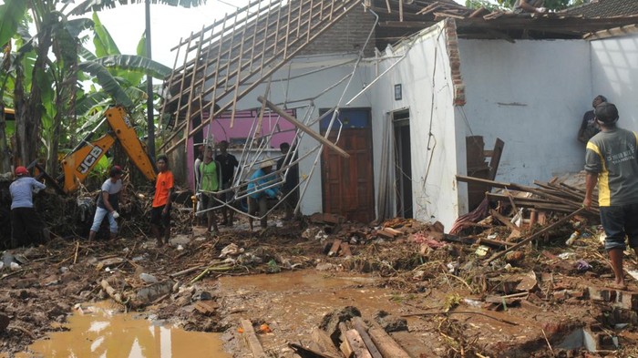 BANJIR BANDANG DI PATI Warga bersama relawan dan TNI membersihkan material sisa banjir bandang di Desa Tunjungrejo, Margoyoso, Pati, Jawa Tengah, Selasa (28/6/2022). Sebanyak 26 rumah warga terdampak dan lima diantaranya rusak berat akibat banjir bandang yang disebabkan jebolnya tanggul Sungai Sat di wilayah itu pada Senin (27/6/2022) malam. ANTARA FOTO/Arton/yn/tom.