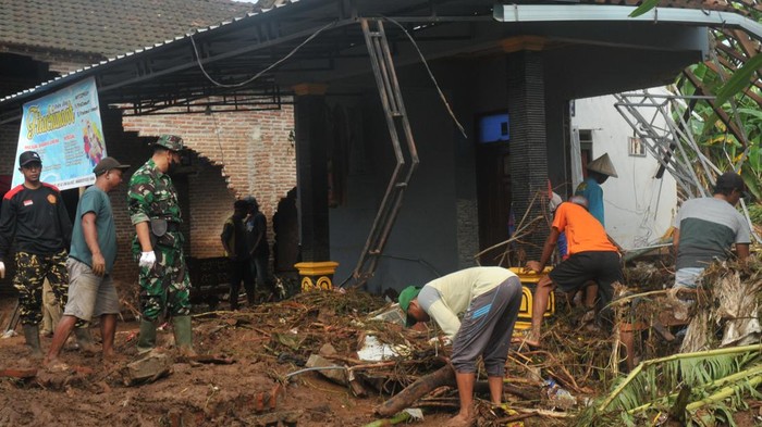 BANJIR BANDANG DI PATI Warga bersama relawan dan TNI membersihkan material sisa banjir bandang di Desa Tunjungrejo, Margoyoso, Pati, Jawa Tengah, Selasa (28/6/2022). Sebanyak 26 rumah warga terdampak dan lima diantaranya rusak berat akibat banjir bandang yang disebabkan jebolnya tanggul Sungai Sat di wilayah itu pada Senin (27/6/2022) malam. ANTARA FOTO/Arton/yn/tom.