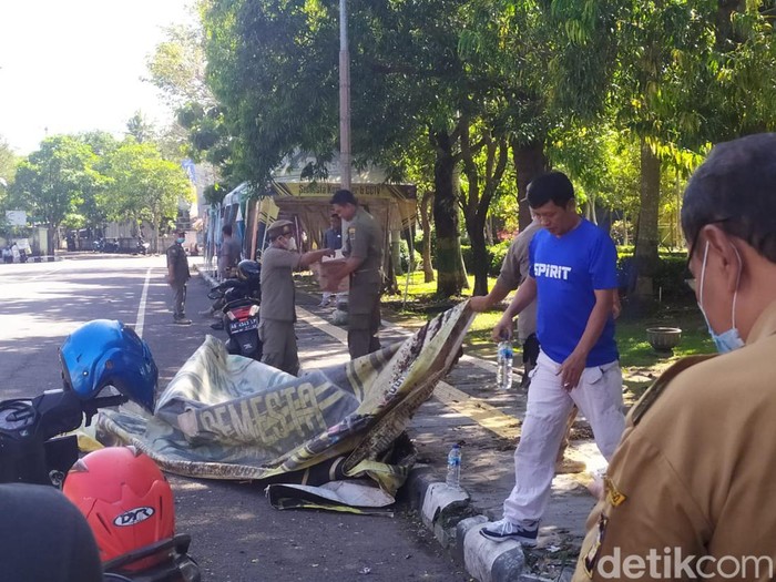 Belasan tenda PKL di Alun-alun Wates Kulon Progo dibongkar gegara langgar aturan, Selasa (28/6/2022).