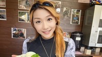 Meski identitas aslinya sebagai pria sudah terbongkar. Dia tetap berpose dengan raut wajah wanita cantik. Foto: Twitter @azusagakuyuki
