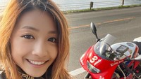 Semua ternyata dilakukan dengan menggunakan aplikasi Faceapp yang ada di smartphone. Dia melakukan selfie kemudian mengedit wajahnya, membuatnya feminin, dan terlihat alami. Foto: Twitter @azusagakuyuki