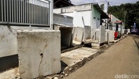 Pengerjaan perbaikan drainase di Jalan Tipala, Makasar, Jakarta Timur, terus dikebut.