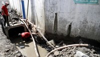 Pengerukan sedimentasi saluran air menjadi fokus utama proyek ini, sehingga air hujan tertampung dengan baik dan bisa mengalir ke hilir. Sebagai informasi, sebelumnya kawasan permukiman di Jalan Tipala, Makasar, Jakarta Timur, menjadi langganan genangan setiap musim hujan. Hal itu terjadi diakibatkan drainase buruk.