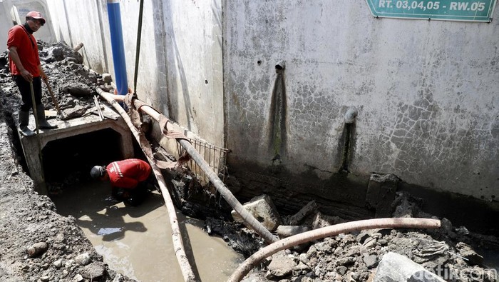 Pengerjaan perbaikan drainase di Jalan Tipala, Makasar, Jakarta, terus dikebut. perbaikan ini dilakukan sebagai upaya pencegahan banjir di kawasan tersebut.
