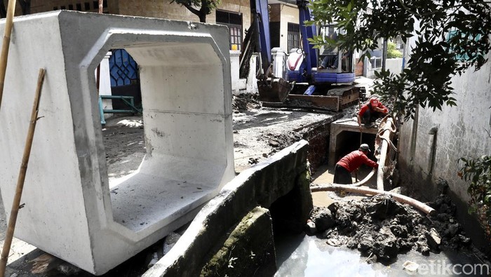 Cegah Banjir, Perbaikan Drainase di Jalan Tipala Dikebut Pengerjaan perbaikan drainase di Jalan Tipala, Makasar, Jakarta, terus dikebut. perbaikan ini dilakukan sebagai upaya pencegahan banjir di kawasan tersebut.